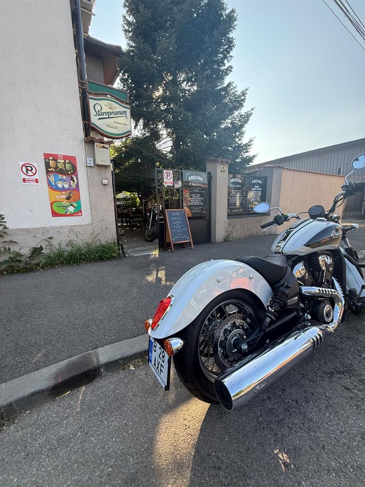 Indian Scout parcată în fața terasei