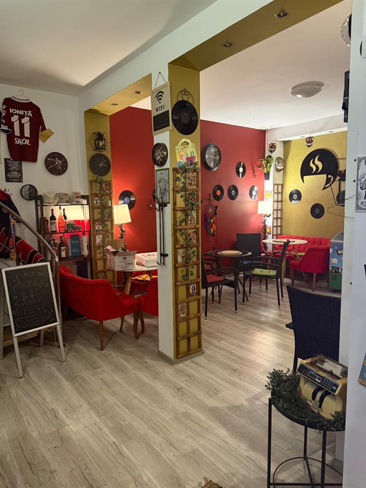 Interiorul — peretele roșu cu viniluri