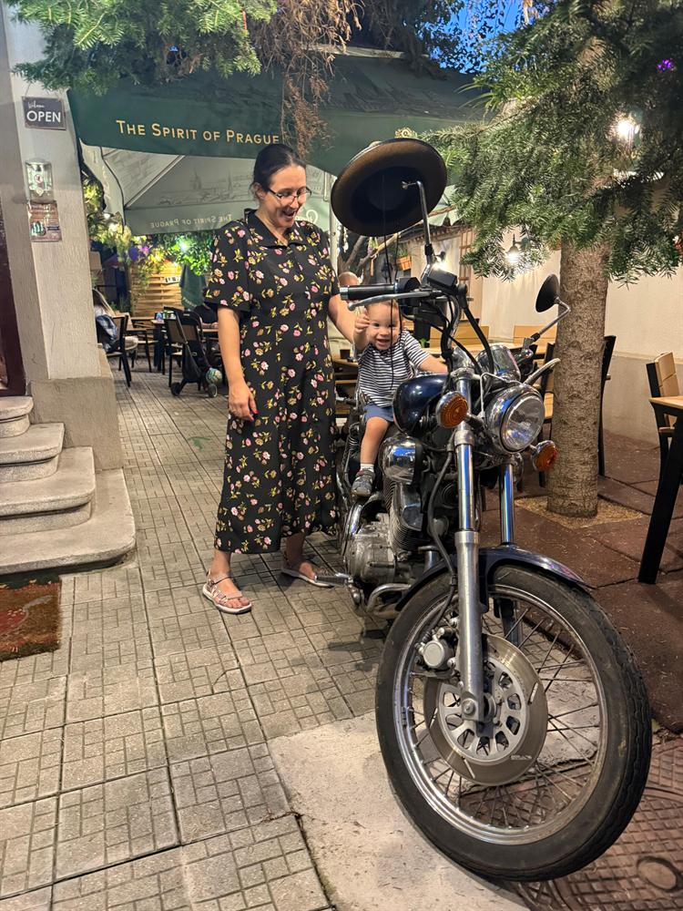 Mamă și copil pe motocicleta Yamaha, seara