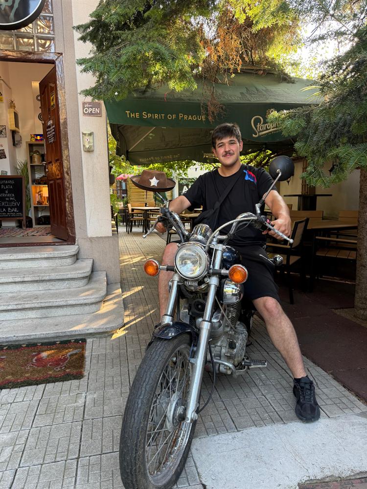 Client pe motocicleta Yamaha, ziua