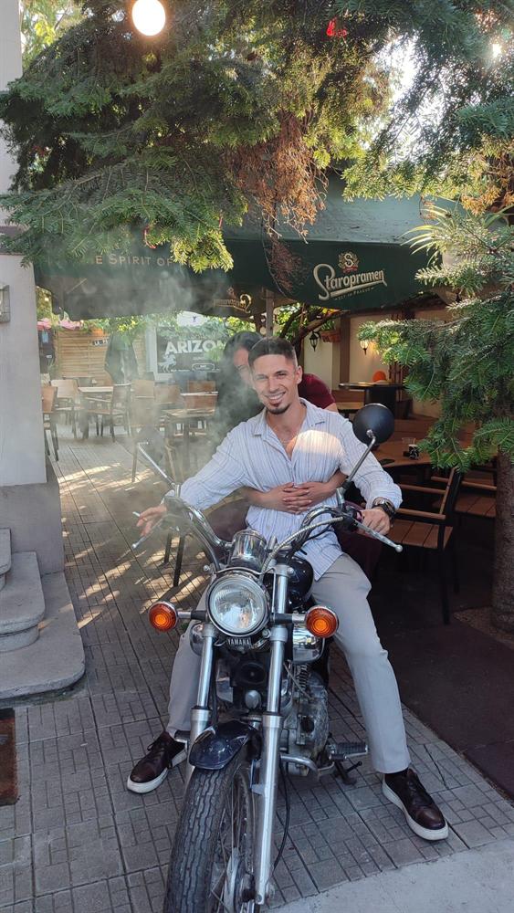 Prieteni pe motocicleta Yamaha în curte