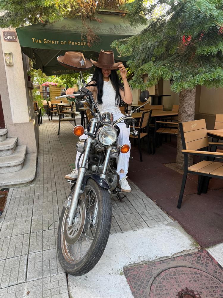 Pălării de cowboy pe motocicleta Yamaha